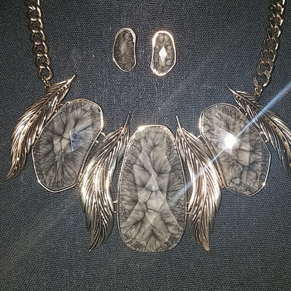 Necklace and earrings set - Picture 4 of 8